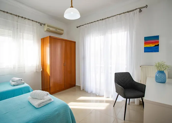 Seascape Village - Spacious 3-bed With Private Garden And Parking Kalithies